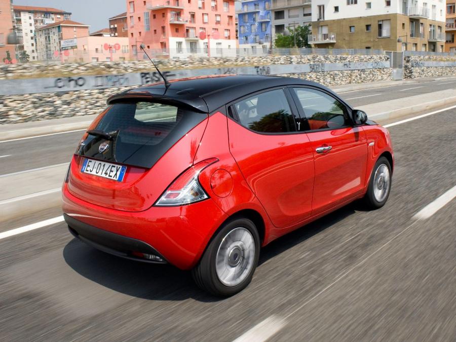  Lancia Ypsilon Black and Red 2012 года  (фото 2 из 5)
